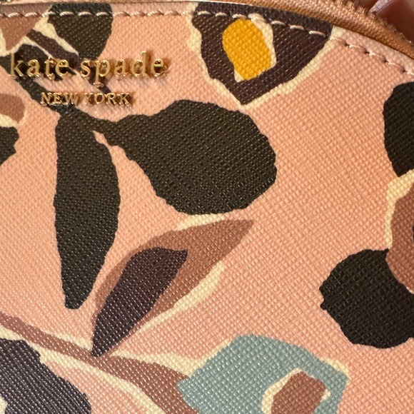 Kate Spade NWT (w/ Callout) Cameron Paper Rose Medium Dome Cosmetic Case - Picture 6 of 7